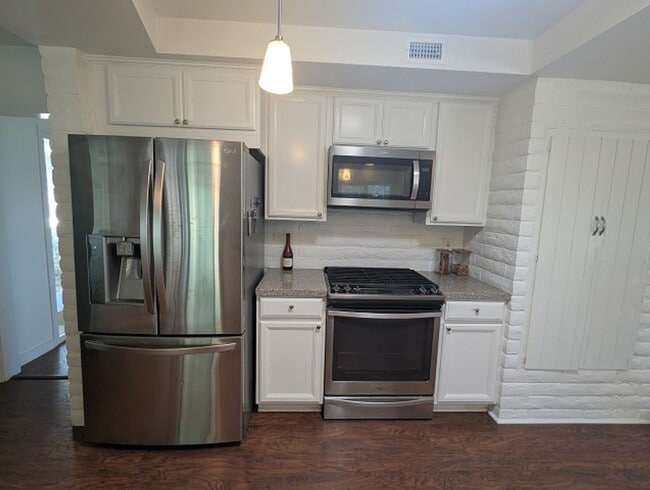 Building Photo - 3 Bed - 2 Bath House with Solar & Mountain...