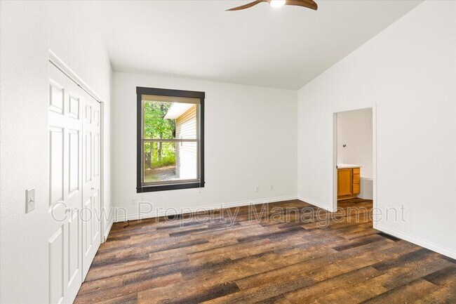 Building Photo - 2530 E Edgewood Dr