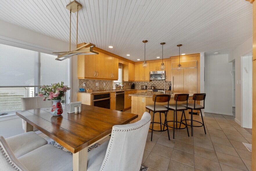 Building Photo - 7600 Bayshore Dr