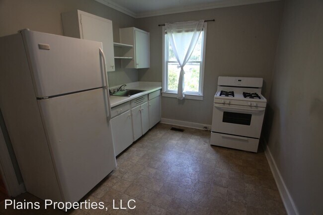 Building Photo - 1100 Lakeview Dr