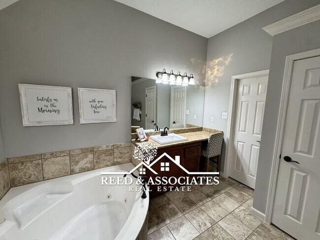 Building Photo - 4 bedrooms plus pool in Collierville!