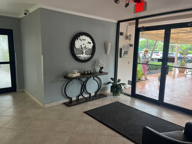Building Photo - 3300 N Palm Aire Dr
