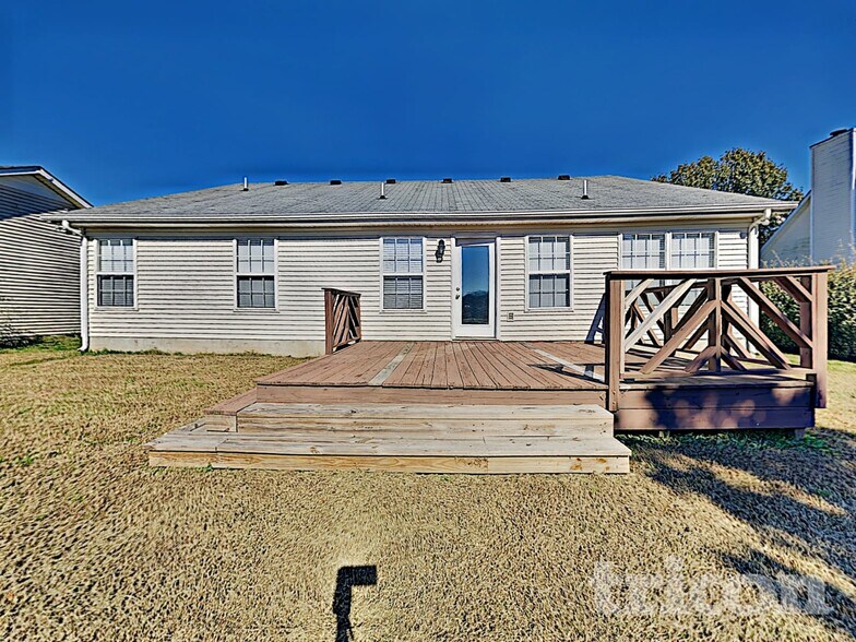Building Photo - 3013 Weybridge Dr