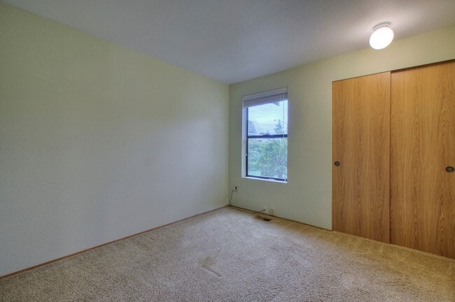 Building Photo - Bright & Spacious Rambler off of Cul-de-Sac
