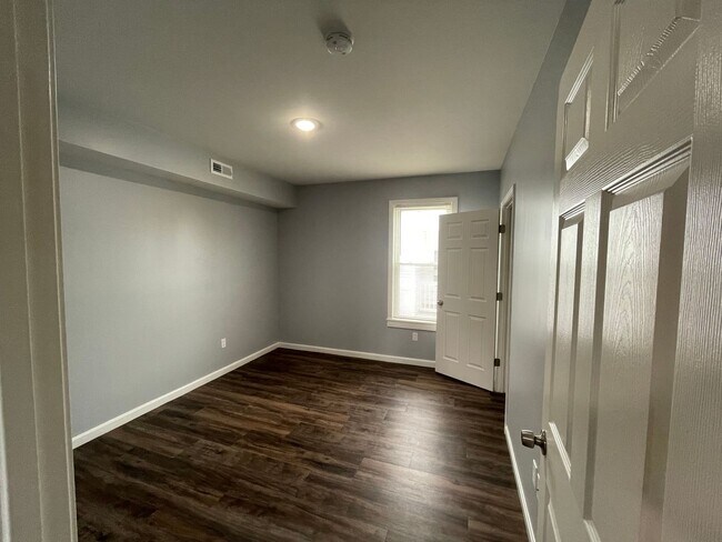 Building Photo - Bright and Beautiful Second Floor 2 Bedroo...