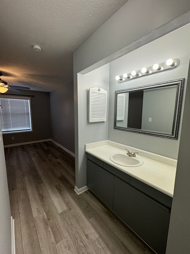 Building Photo - Updated Condo close to Fort Liberty
