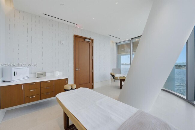 Building Photo - 175 SE 25th Rd