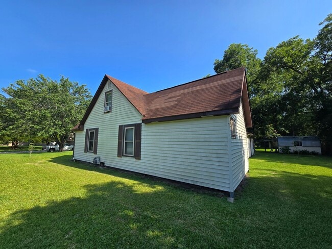 Building Photo - Cozy Home
