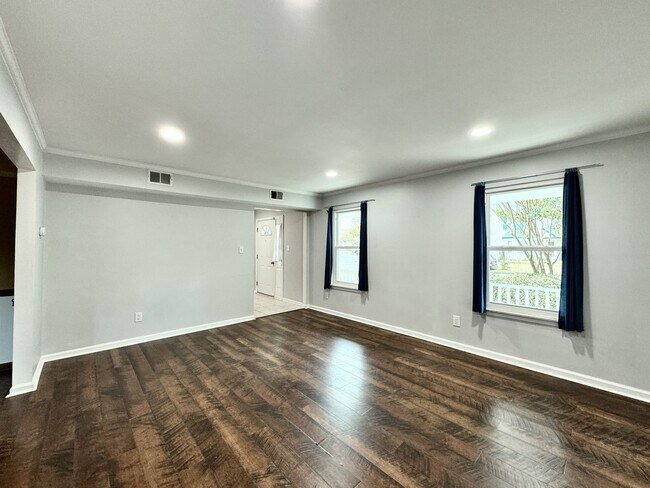 Building Photo - Ready NOW! A 4/2.5 in Glenwood! A Pet Frie...