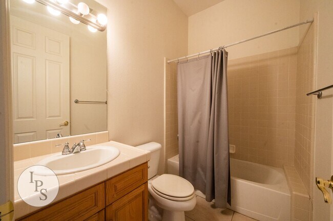 Building Photo - North Clovis Home, 3BR/2BA, Built 2005 - Lots of Amenities!