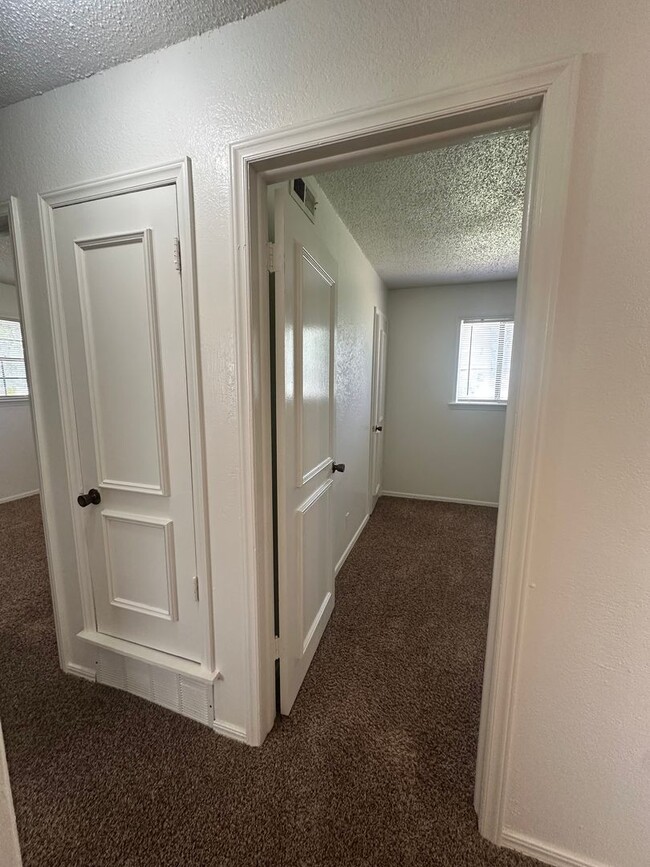Building Photo - 3 bed, 1 bath, 1 car garage