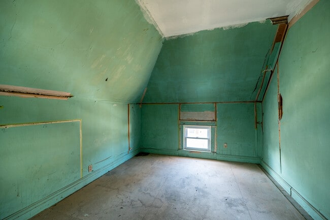 Building Photo - 1827 Gilbert St