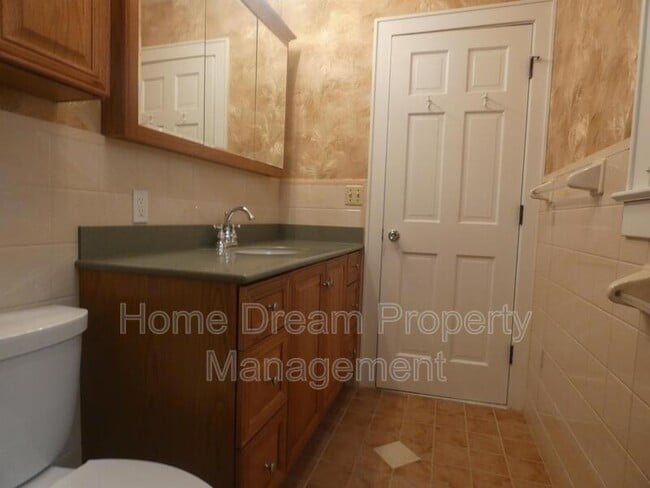Building Photo - 842 Spring Valley Dr