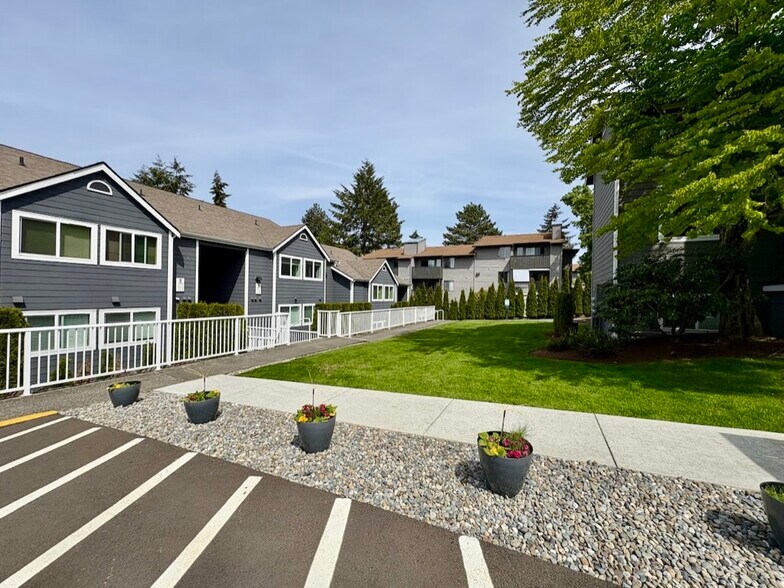 Lawn - 12510 109th Ct NE