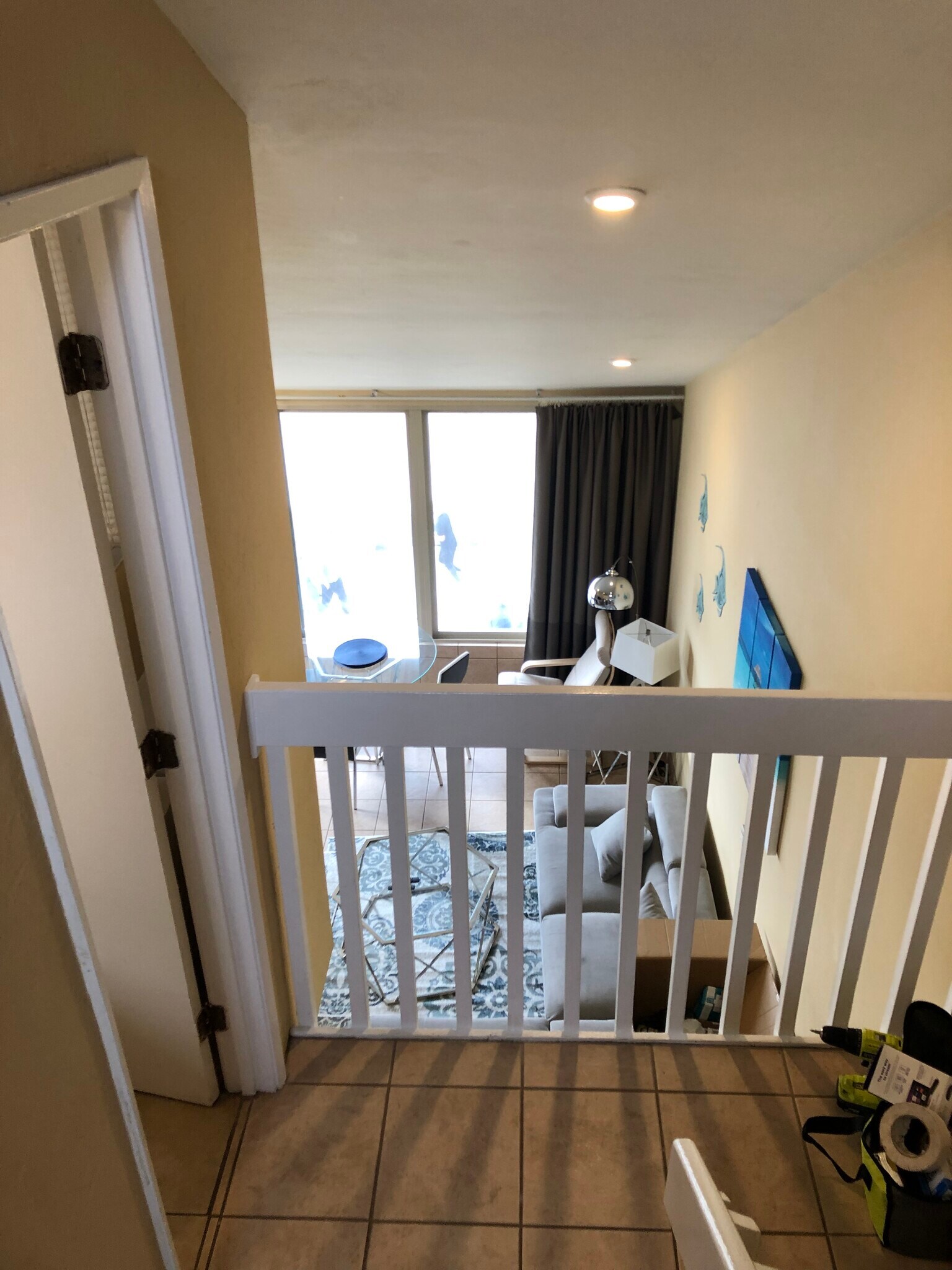 Mezzanine level walkway with view over living room - 3261 Ocean Front Walk