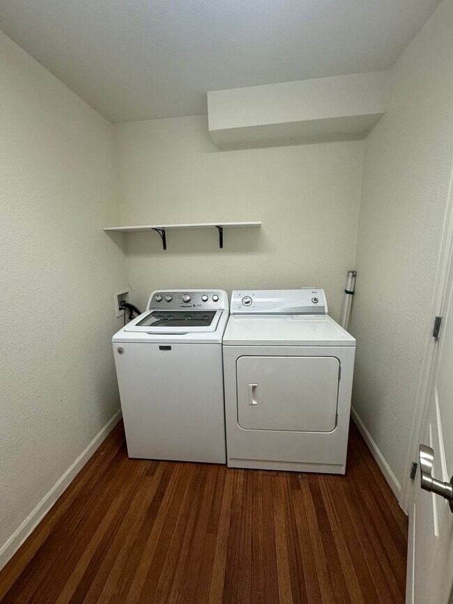 Building Photo - 3BD/2BA New Castle Apartment | 2-Car Garage| 1 Month FREE