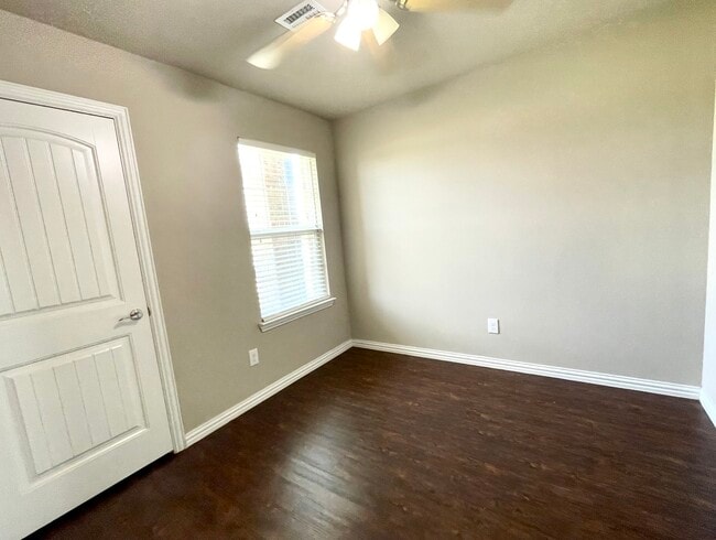 Building Photo - 4820 Lakeshore Dr