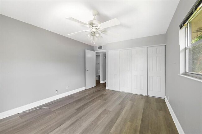 Building Photo - 220 Seville Dr