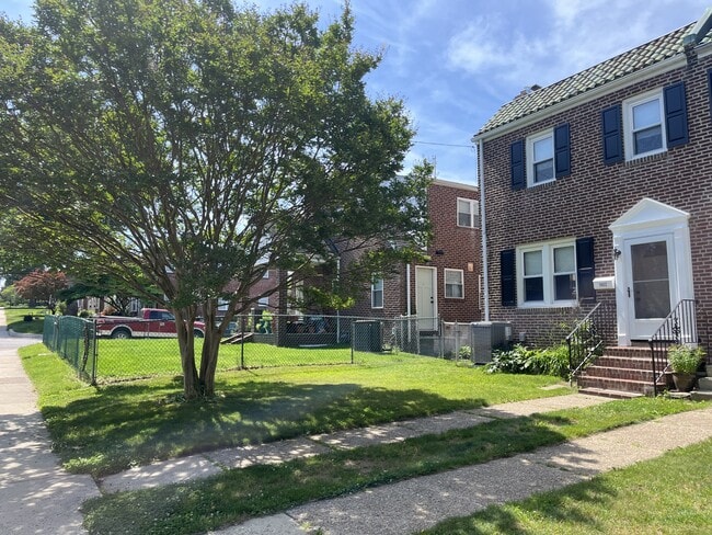 Building Photo - 1802 Maple St
