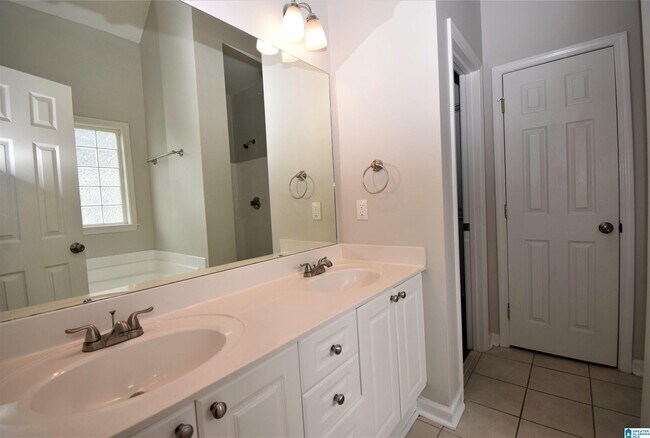 Building Photo - 404 Bentmoor Way