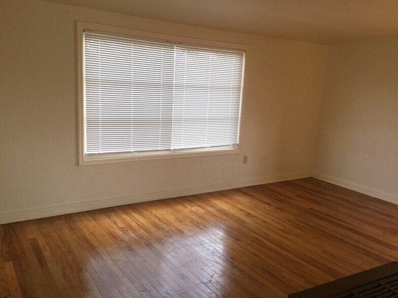 Building Photo - 1010 E 2nd St