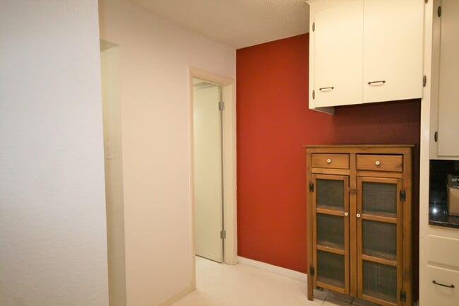 Building Photo - 2 Story Condo on Golf Course / A Great Vie...