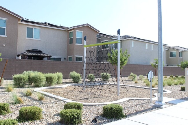Building Photo - THREE BEDROOMS ALL WITH PRIVATE BATHROOMS