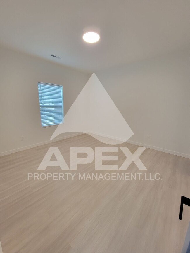 Building Photo - 3 Bd - 2 Ba Single family home mins from D...