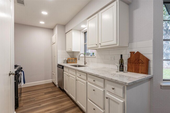 Primary Photo - 2112 Sierra Dr