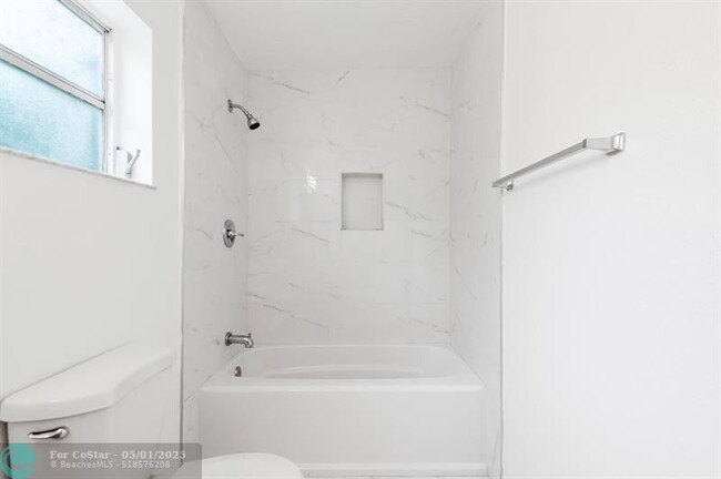 Building Photo - 583 NW 17th Pl