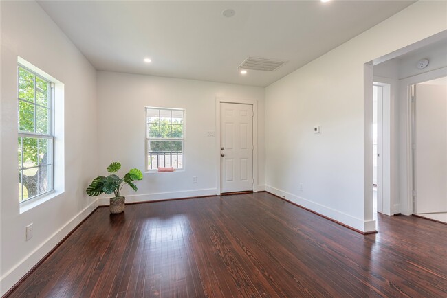 Building Photo - 727 Park Dr