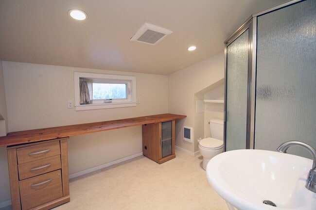 Building Photo - 1005 NE 58th Ave