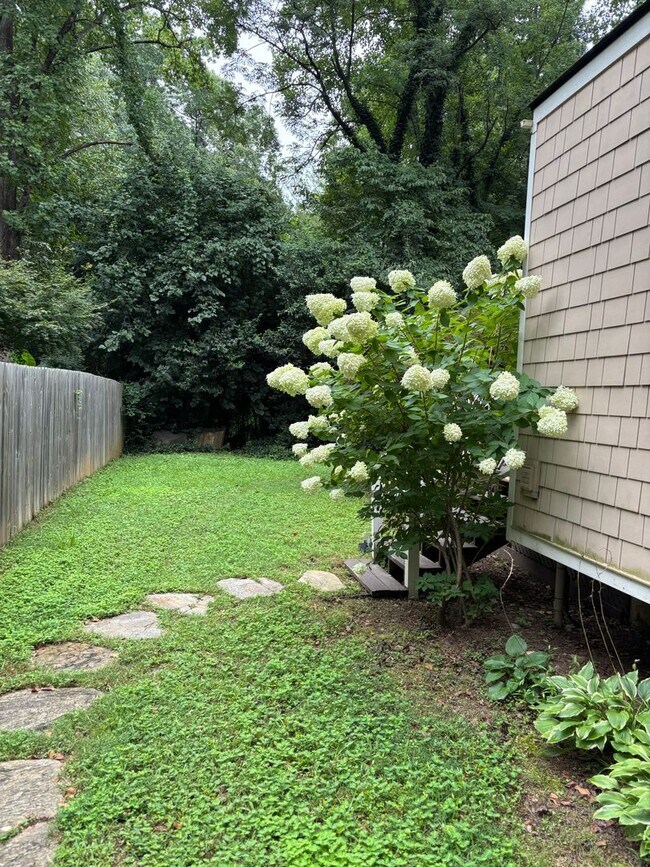 Building Photo - Rent Special! Half Month FREE!