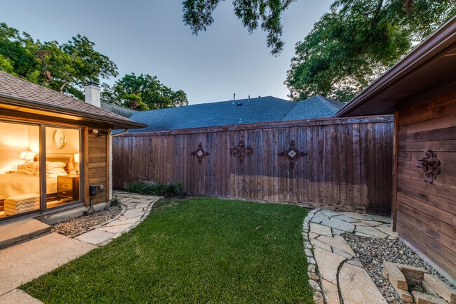 Building Photo - 5819 Belmont Ave