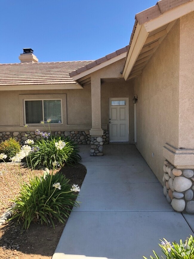 Building Photo - Adorable 3 bedroom Hesperia home!
