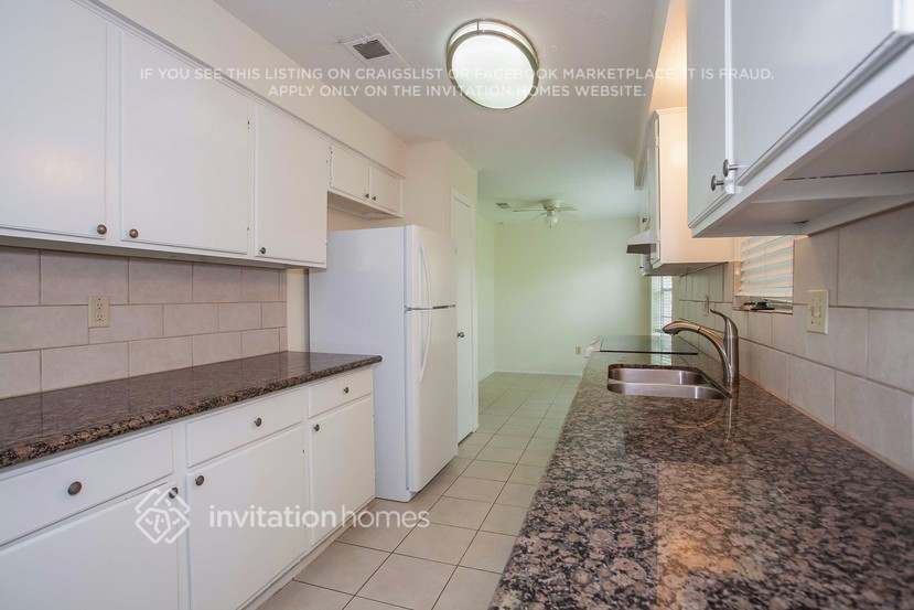 Building Photo - 16223 Barcelona Dr