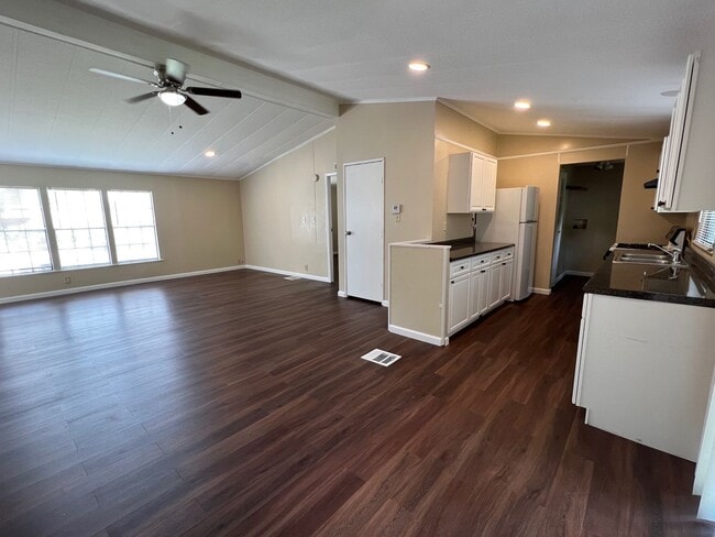 Building Photo - Spacious 3 bedrooms / 2 bath