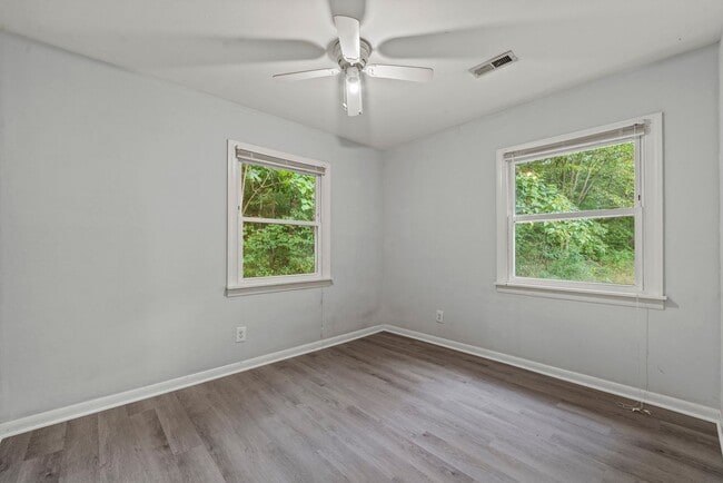 Building Photo - Private and convenient 3 bed/1 bath with large backyard