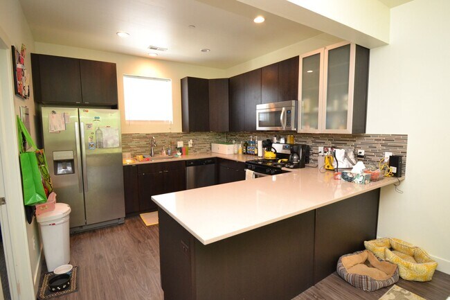 Building Photo - Modern 3 Bedroom 3 Full Bathroom Townhome in Midvale!!!
