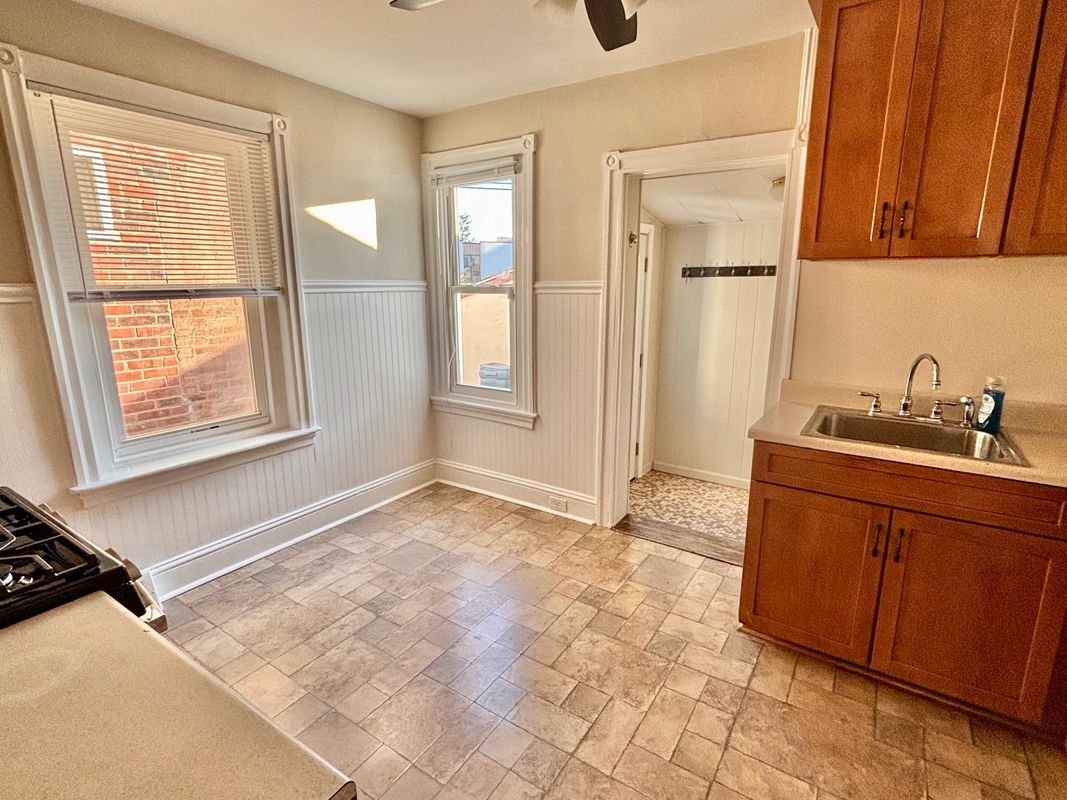 Building Photo - 706 W Railroad Ave