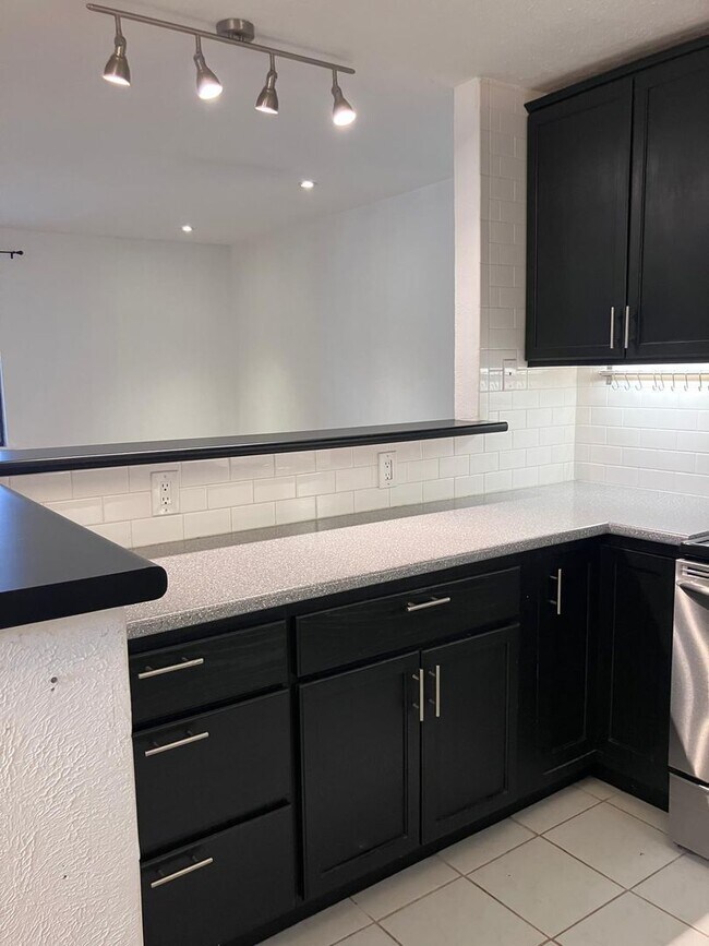 Building Photo - Fabulous 2 Bedroom 2 Bathroom Condo in Boulder!