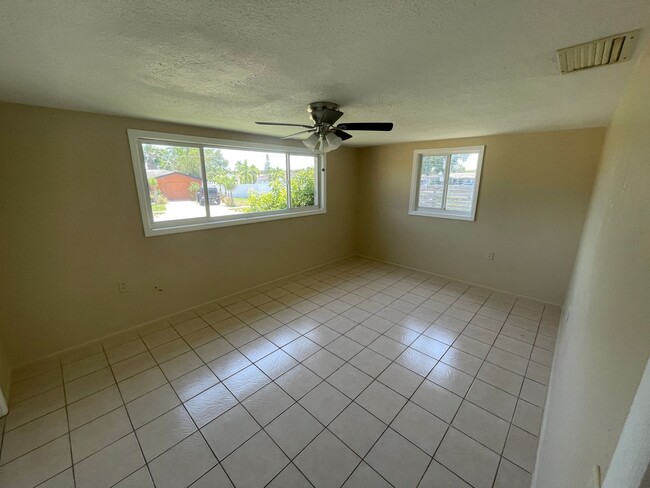 Building Photo - Cozy 3-Bedroom Home on a Corner Lot in Hol...