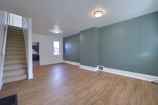 Building Photo - 227 S Ann St