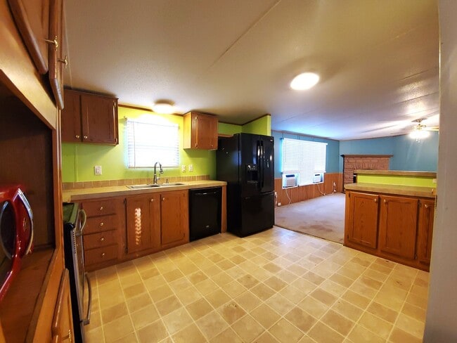 Building Photo - Spacious 4 bedroom with 3 FULL bathrooms n...