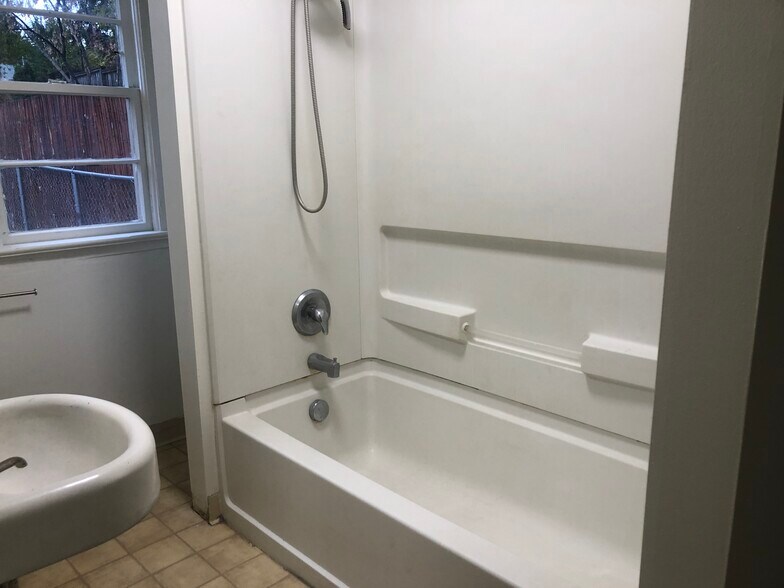 Building Photo - 320 SE High St