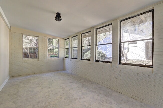 Building Photo - 810 Commodore Dr NW