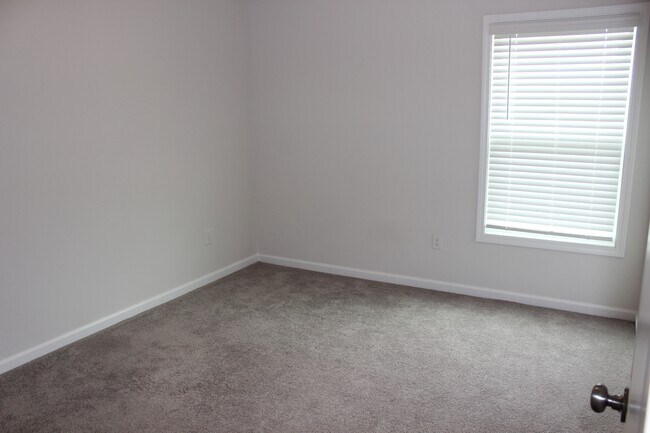 Building Photo - 15 Apricot Ln