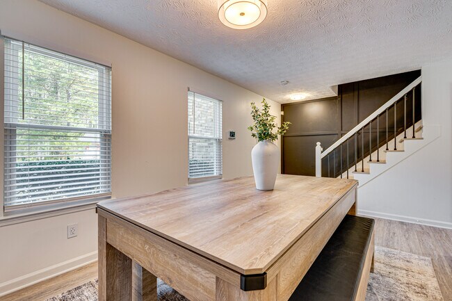 Building Photo - 2056 Sitser Ln