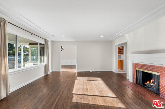 Building Photo - 6932 Mammoth Ave