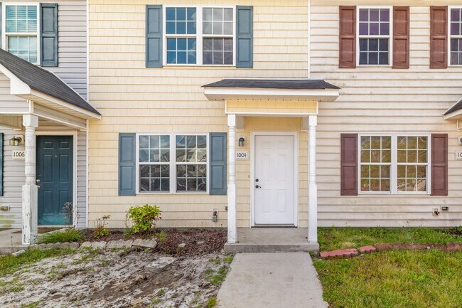 Building Photo - Charming 2-Bedroom 2.5-Bathroom Townhouse with Fenced Yard
